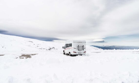 motorhome-at-ski-resort-of-sierra-nevada-TJY72D5-min
